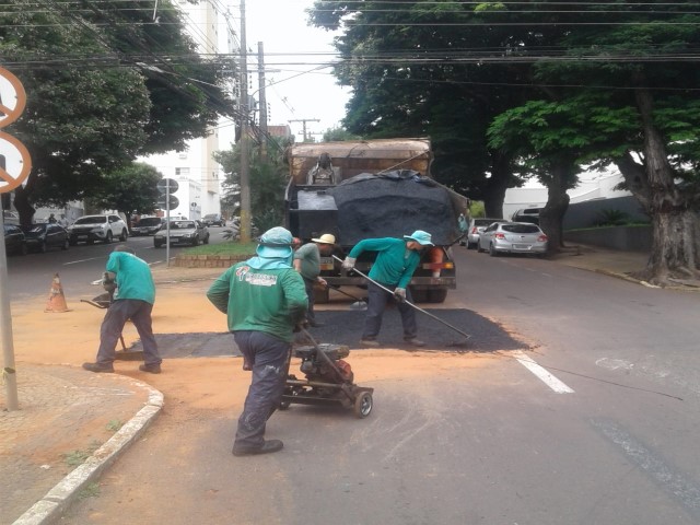 Tapa-buracos é feito na Avenida Coronel Marcondes e em bairros de Prudente 