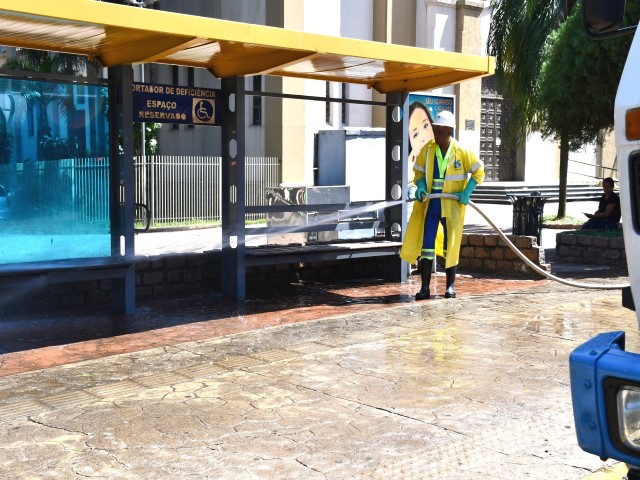 Prefeitura mantém tapa-buracos, roçagem e higienização em UBSs e praças centrais  