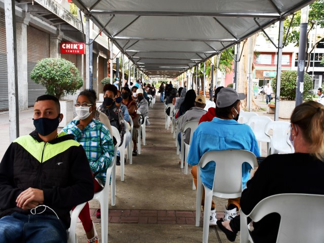 Prefeitura instala tendas e cadeiras para auxiliar organização da fila da Caixa Econômica