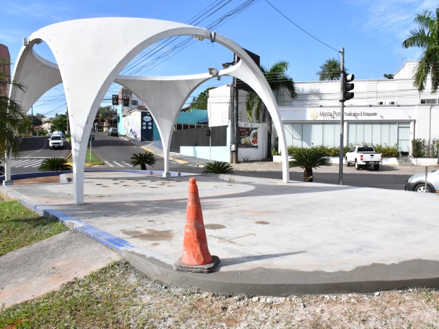 Prefeitura retira bancos de monumento para segurança de pedestres e motoristas 