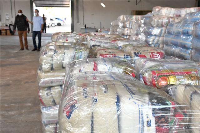 Prefeito acompanha recebimento de 1,6 mil cestas básicas adquiridas com redução salarial
