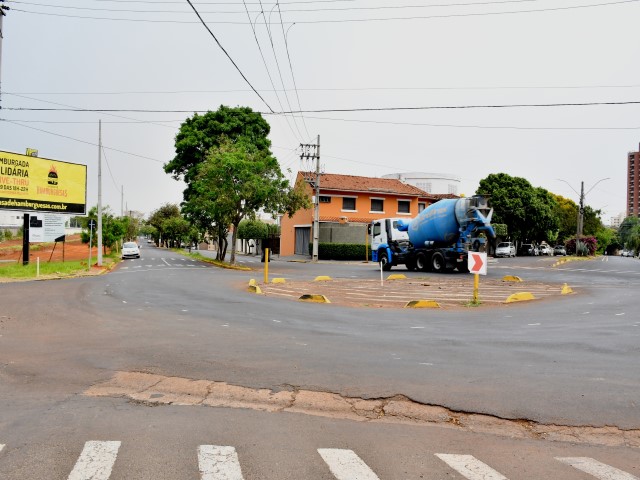 Trânsito é alterado para obras em rotatória entre José Claro e Ademar de Barros