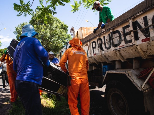 1° dia de Projeto Zeladoria aponta retirada de 22 caminhões de lixo e 150 buracos tapados