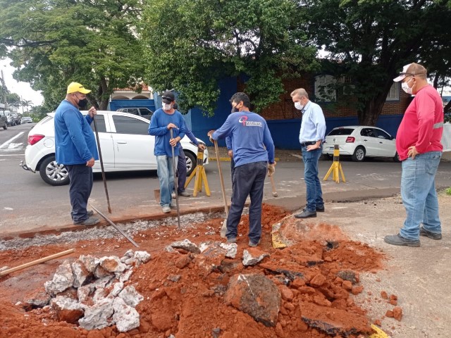 Prefeito Ed Thomas confere obras de drenagem executada em ruas do Jardim Paulista 