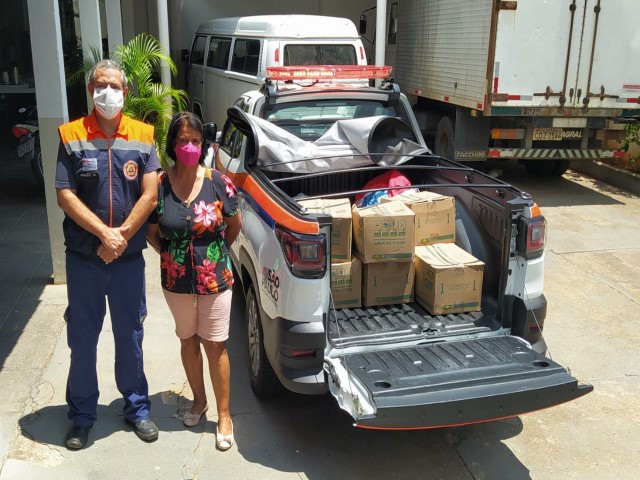Defesa Civil Municipal entrega cestas básicas e roupas arrecadadas ao Fundo Social