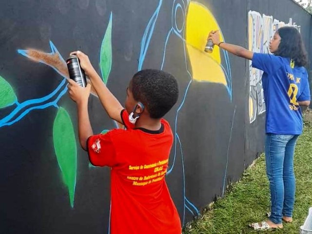 Crianças dos CRAS de Presidente Prudente participam de oficina artística com Itamar Xavier