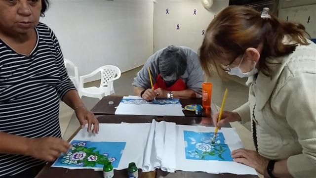 CRI oferece cursos de pintura em tela e em tecido a idosos