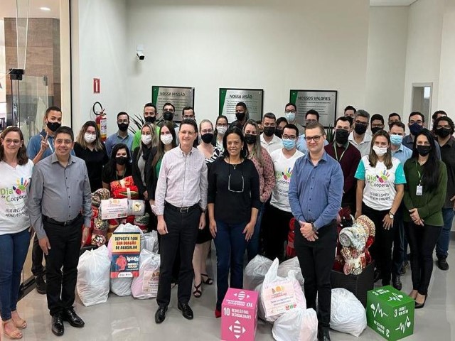 SAS recebe agasalhos e cobertores arrecadados pela Superintendência do Sicredi Rio Paraná