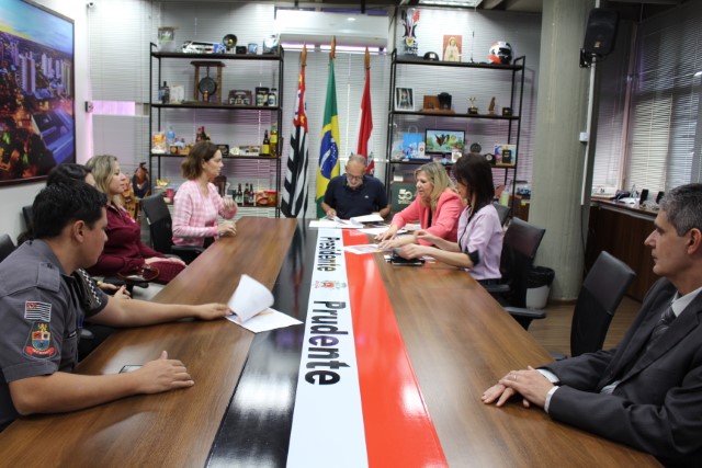 Reunião discute Lei do Sinal Vermelho, de autoria da vereadora Miriam Brandão
