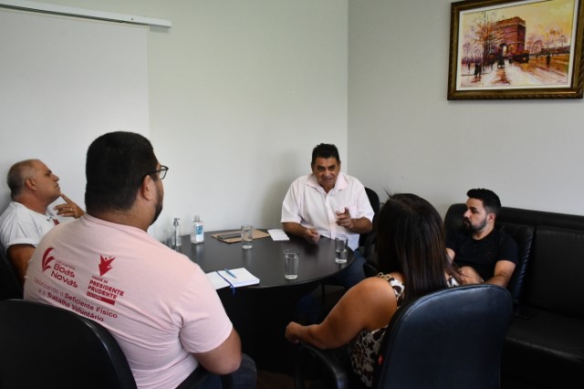 Vice-prefeito Izaque Silva recebe voluntários do Projeto Carona