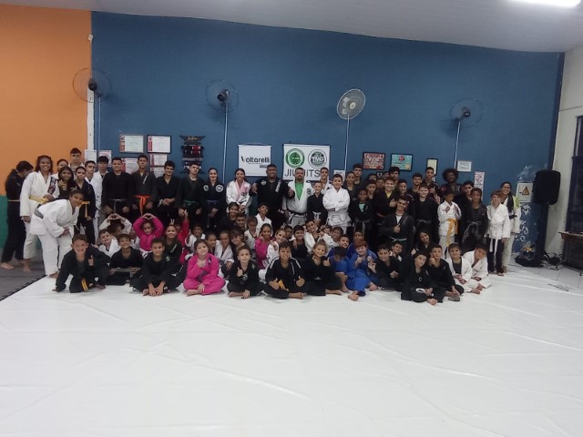 Associação Beraldo e Semepp oferecem aulas de jiu-jítsu na Praça da Juventude da Cohab