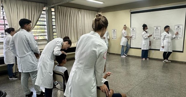 Medicina da Unoeste promove teste de acuidade visual em alunos da EM Carmen Delfim