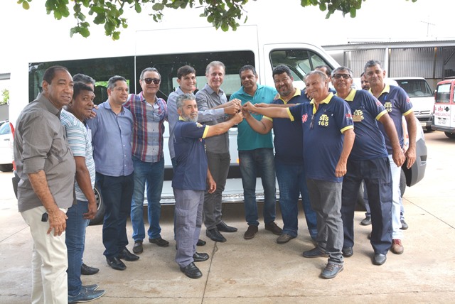 Prefeito entrega veículos a três serviços da Secretaria Municipal de Saúde