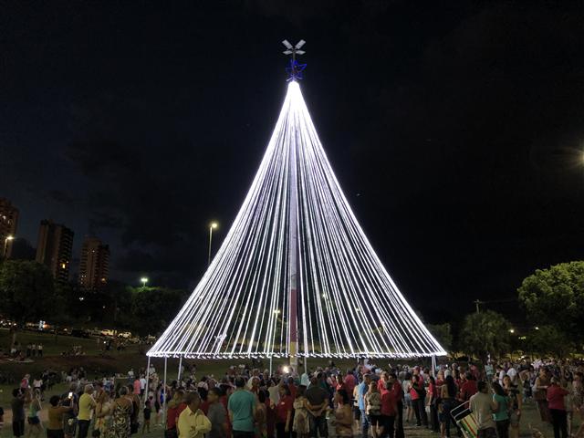 Maior árvore de Natal da região ficará no Parque do Povo até 6 de janeiro