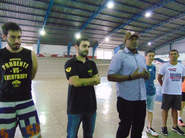 Alunos da escolinha de badminton municipal participam de ação social na Vila Iti