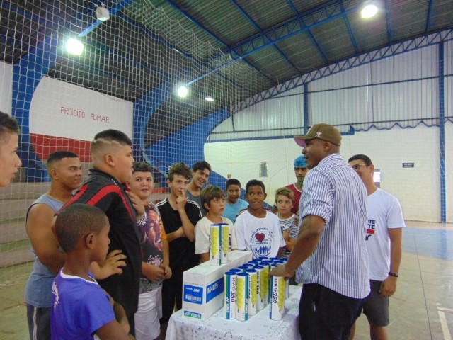 Escolinha de badminton municipal recebe novos materiais esportivos 
