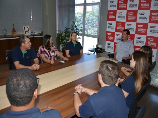 Fundo Social recebe doação de dez cadeiras de rodas do Sicoob Credivale