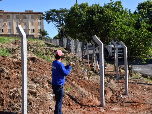 Cercamento com alambrado visa proteger área de sítio paleontológico 