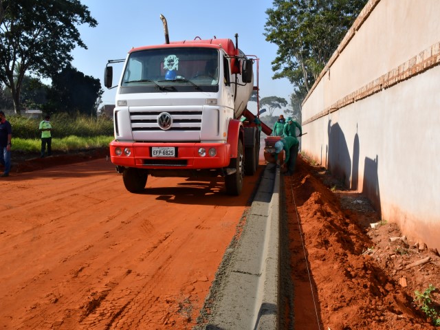 Obras de duplicação da Rua José Claro já estão com guias e compactação do solo 
