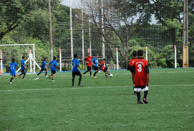 Adolescentes jogando futebol jogo de futebol fotos, imagens de