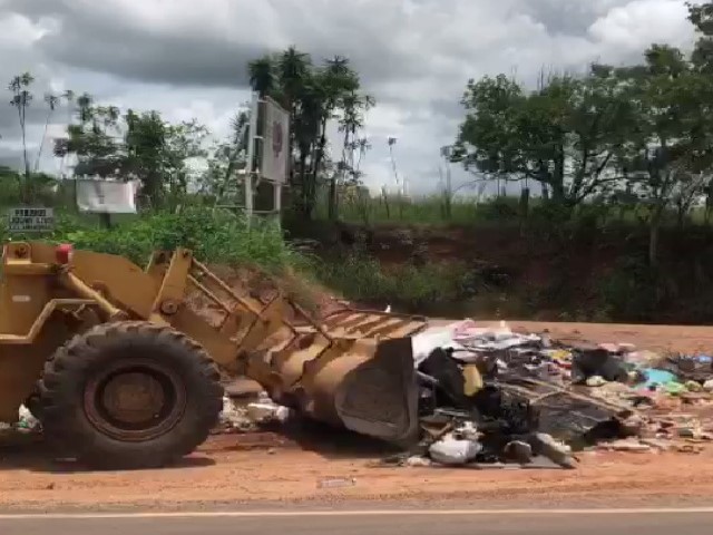 Prefeitura recolhe lixo descartado irregularmente às margens de rodovia