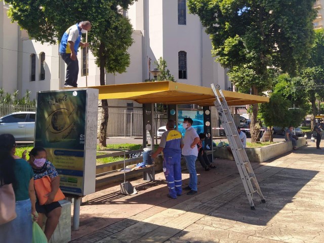 Semob revitaliza coberturas de pontos de ônibus da Praça Monsenhor Sarrion