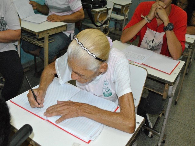 Estão abertas as inscrições para interessados na Educação de Jovens e Adultos - EJA