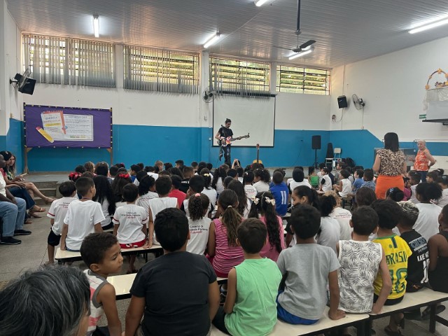 Alunos da EM Juraci Peralta conhecem o melhor do rock brasileiro com Chris Acústico