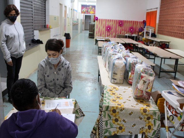 Prefeitura entrega 3.500 kits de alimentação escolar para alunos da rede municipal