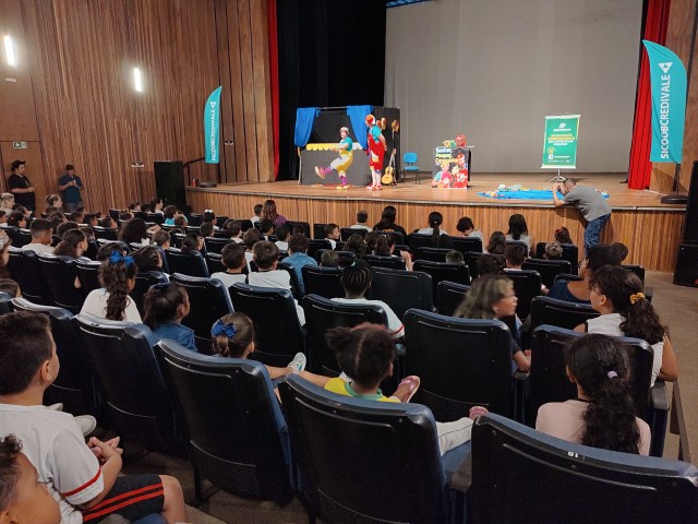 Alunos da Seduc assistem espetáculo ‘Poupar, Sonhar, Conquistar’, ação parceira com Sicoob