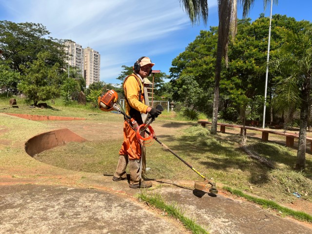 Zeladoria determinada pelo prefeito Tupã atende praças e áreas de lazer  