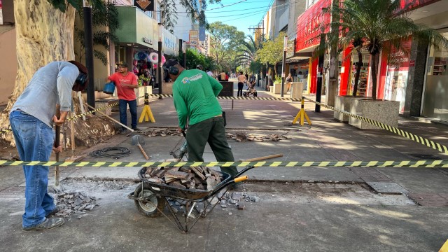 Sosp realiza reparos no Calçadão e na Rua Comendador João Peretti