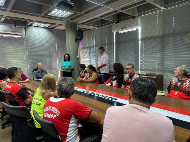 Jogadores de vôlei adaptado se reúnem com prefeito antes da viagem para o Jomi