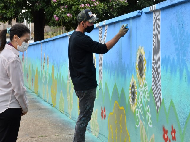 Escola Municipal Ivo Garrido ganha muro com intervenção doada pelo artista Nico 