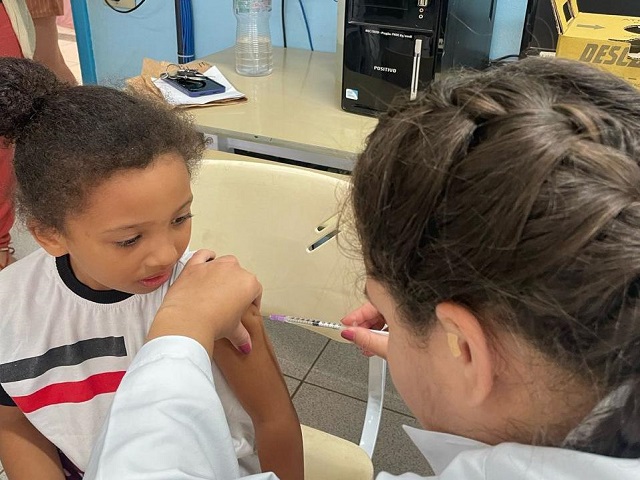 Seduc e Sesau já aplicaram cerca de mil doses de vacinas nas escolas; veja novo cronograma