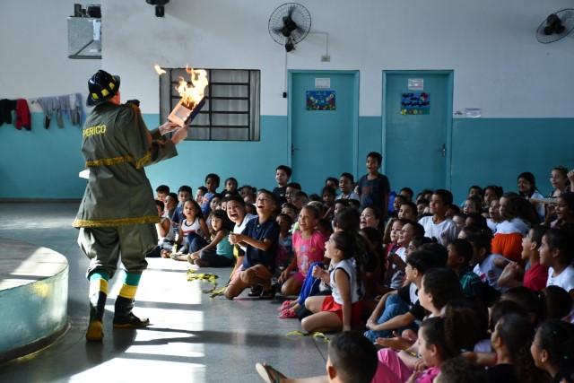 Semob promove ação na EM Vilma Alvarez; Maio Amarelo e Suas Tribos neste fim de semana
