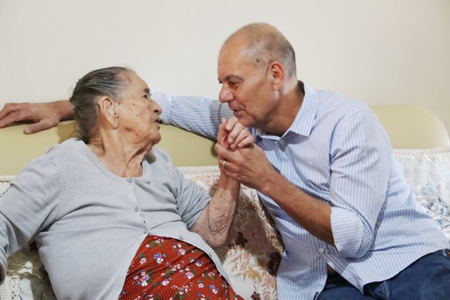 Moradora de PP há 62 anos, vó Cândida, de 106 anos, surpreende pela vitalidade e lucidez