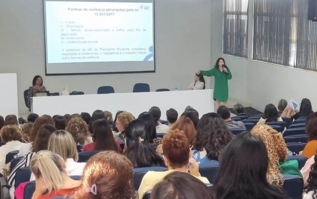Encontro discute Protocolos de Escuta Especializada na Rede Municipal de Ensino