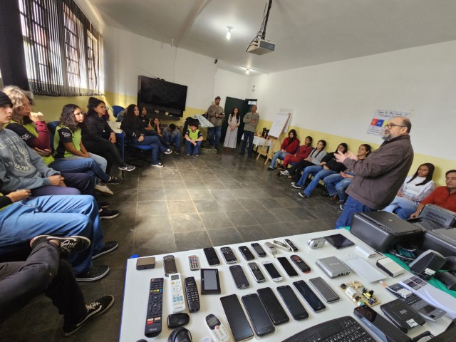 Alunos da ETEC recolhem materiais eletrônicos em ação de conscientização 