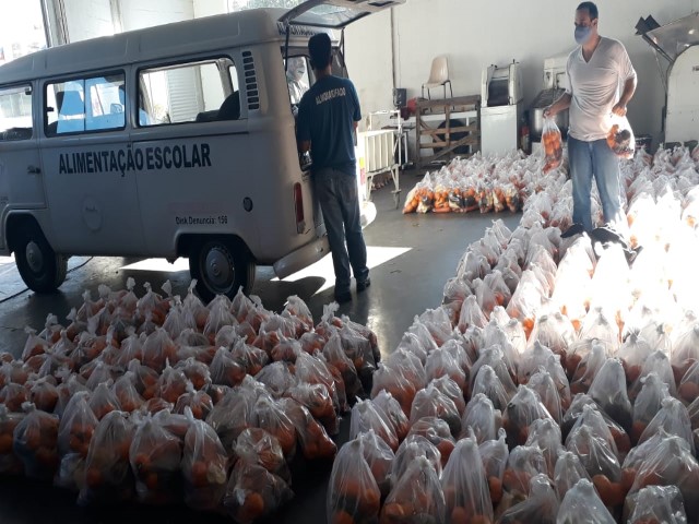 Secretaria de Educação entrega 7.970 kits de alimentação para alunos da rede municipal 