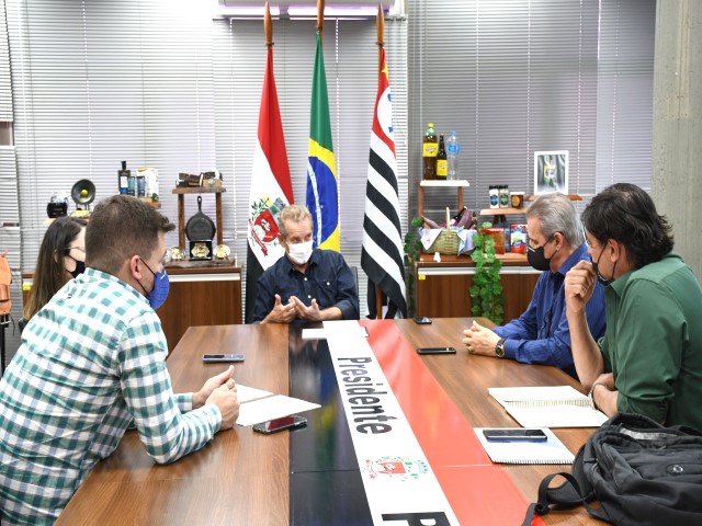 Prefeito recebe equipe do Sebrae, que entrega plano de política pública para turismo