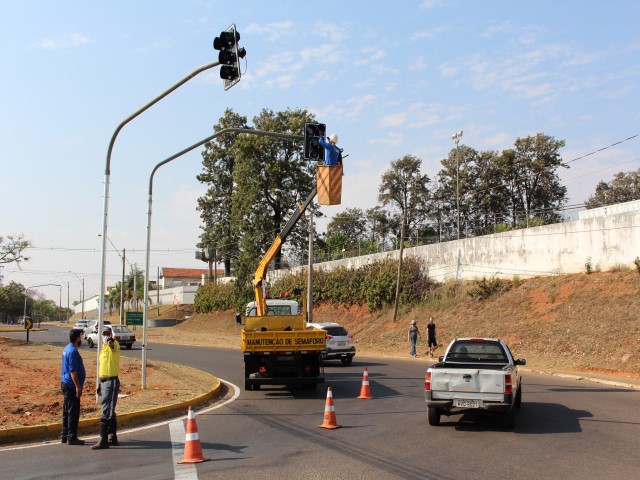 Semob instala semáforos na rotatória do Lar dos Meninos; rotatória da UPA é pavimentada