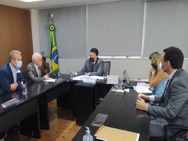 Acompanhado do deputado Gilberto Nascimento, Ed Thomas se reúne com presidente do FNDE