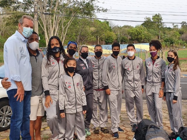 Prefeito se despede de atletas que embarcam para torneio em São Bernardo do Campo