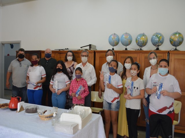 E.M. Domingos Ferreira de Medeiros recebe kits de higiene bucal do Rotary Clube-Sul