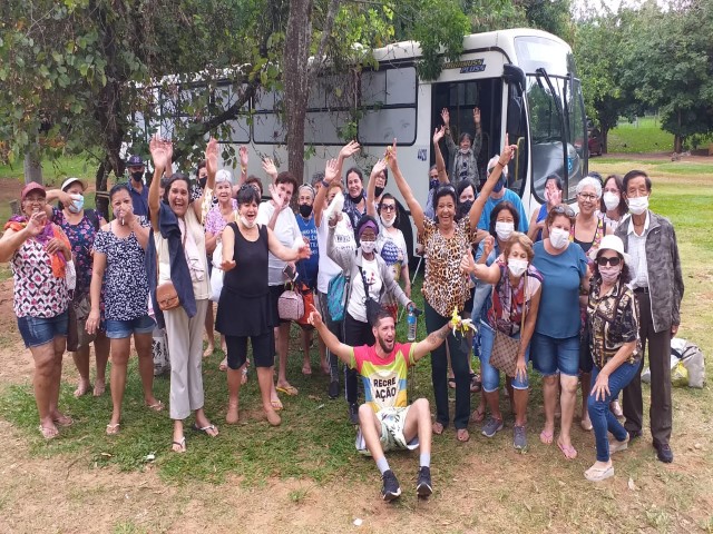 Coordenadoria Municipal do Idoso leva 45 idosos para passeio em Salto Bandeirantes (PR)