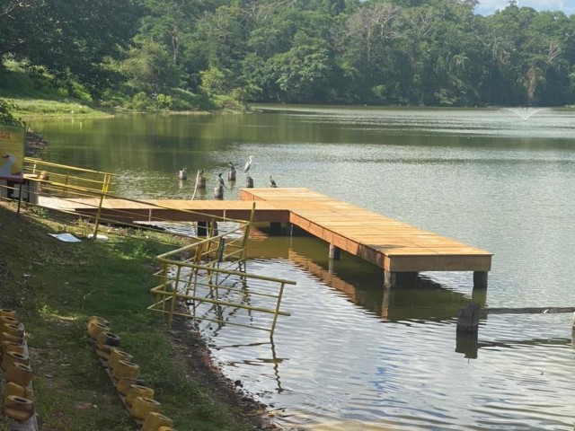 Secretaria de Turismo revitaliza dispositivo de madeira do lago da Cidade da Criança 
