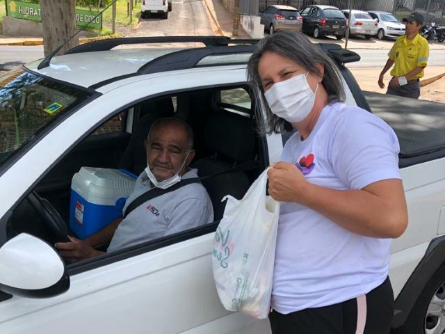 Fundo Social arrecada 350 kg em drive-thru da Campanha Natal Sem Fome