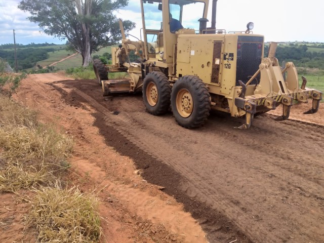 Secretaria de Agricultura realiza conservação de bairros e estradas rurais