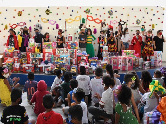 Com “festa de carnaval”, EM Odete Duarte recebe entrega de 300 brinquedos da Seduc